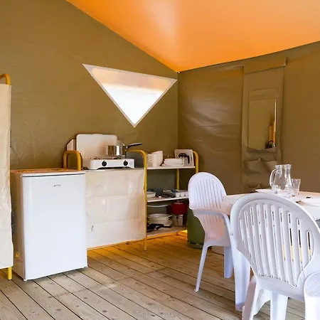Camping Les Dauphins キャンプ場