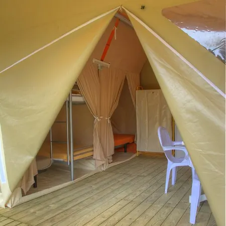 キャンプ場 Camping Les Dauphins 3*